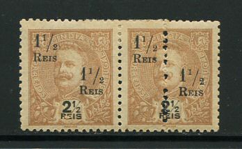 1911 - Afinsa nº 233. D. Carlos I com sobretaxa. Selos de 1 1/2r/2 1/2r EM PAR. Novos com charneira (*) e goma original. Selo do lado esquerdo SEM PERFORAÇÃO NO CENTRO. Em boas condições.