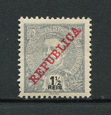 1911 - Afinsa nº 201. D. Carlos I com sobrecarga REPUBLICA. Selo de 1 1/2r novo com charneira (*) e goma original. ARDÓSIA CINZENTO. Em boas condições.