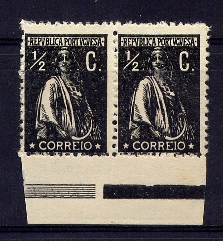 1912 - Afinsa nº 207. Ceres. PAR COM MARGEM novo sem charneira. Papel CARTOLINA dent. 12X11 1/2. Com mancha na margem, mas em boas condições.
