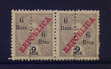 1911 - Afinsa nº 245. D. Carlos I com sobrecarga REPUBLICA e sobretaxa. Perfurado a meio. Selos de 6r/9r EM PAR. Novos com charneira (*) e goma original. Em boas condições.