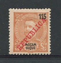 1911 - Afinsa nº 112. D. Carlos I com sobrecarga REPUBLICA. Selo de 115r novo com charneira (*) e goma original. Em boas condições.