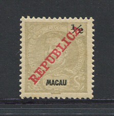 1911 - Afinsa nº 149. D. Carlos I com sobrecarga REPUBLICA. Selo de 1/2a novo COM CHARNEIRA (*) e goma original. Em boas condições.