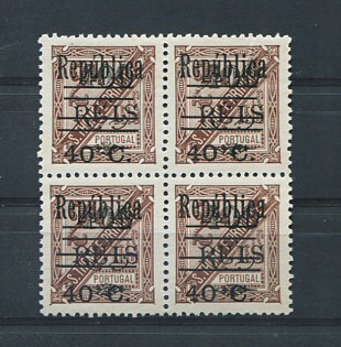 1925 - Afinsa nº 266. D. Carlos I com sobretaxa. Selos de 40c/400r/2 1/2r, EM QUADRA. Novos sem sem goma. Apenas o selo do canto inferior esquerdo é normal, todos os restantes com BARRAS AFASTADAS. Em boas condições.