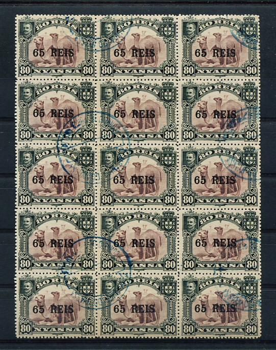 1903 - Afinsa nº 40. D. Carlos I com sobretaxa. Selos de 65r/80r usados EM BLOCO DE 15. Em boas condições.