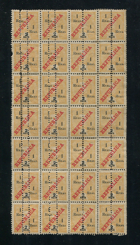 1911 - Afinsa nº 238. D. Carlos I com sobrecarga e perforado a meio. Selos de 1r/1r EM FOLHA COMPLETA. DUPLO DENTEADO CENTRAL nos selos do lado esquerdo. Em boas condições.