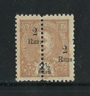 1911 - Afinsa nº 234. D. Carlos I com sobretaxa e perforado a meio. Selo de 2r/2 1/2r novo sem goma como emitido. SOBRETAXA DESLOCADA. Em boas condições.