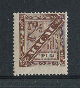 1893 - Afinsa nº 46. D. Carlos I. Selo de 2 1/2r novo COM CHARNEIRA (*) e goma original. Denteado 13 1/2. Tem um pequeno vinco. (BAIXO CUSTO/PEQUENO DEFEITO)