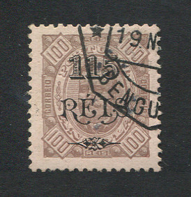 1902 - Afinsa nº 67a. D. Carlos I com sobretaxa. Selo de 115r/100r usado. Denteado 11 1/2. Em boas condições.