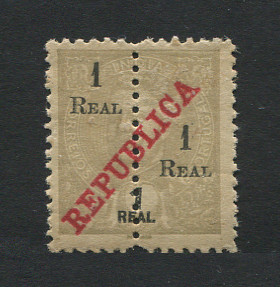 1911 - Afinsa nº 238. D. Carlos I com sobrecarga REPUBLICA e sobretaxa. Perfurado a meio. Selo de 1r/1r novo, COM CHARNEIRA (*) e goma original. Em boas condições.