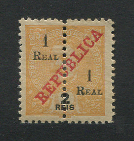 1911 - Afinsa nº 239. D. Carlos I com sobrecarga REPUBLICA e sobretaxa. Perfurado a meio. Selo de 1r/2r novo, COM CHARNEIRA (*) e goma original. Em boas condições.