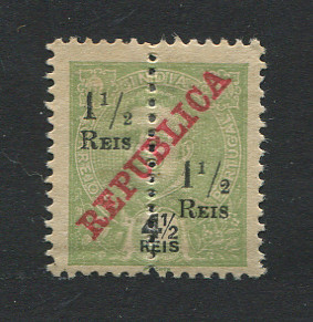 1911 - Afinsa nº 243. D. Carlos I com sobrecarga REPUBLICA e sobretaxa. Perfurado a meio. Selo de 1 1/2r/4 1/2r novo SEM GOMA. Em boas condições.