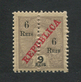 1911 - Afinsa nº 245. D. Carlos I com sobrecarga REPUBLICA e sobretaxa. Perfurado a meio. Selo de 6r/9r novo SEM CHARNEIRA (**) e com goma original. Em boas condições.