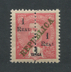 1911 - Afinsa nº 241d. D. Carlos I com sobrecarga REPUBLICA e sobretaxa. Perfurado a meio. Selo de 1r/1T novo COM CHARNEIRA (*) e goma original. ''A'' DE ''REAL'' MAIOR EM AMBAS AS SOBRETAXAS. Em boas condições.