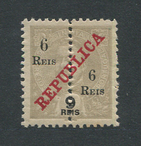 1911 - Afinsa nº 245c. D. Carlos I com sobrecarga REPUBLICA e sobretaxa. Perfurado a meio. Selo de 6r/9r novo com charneira (*) e goma original. ''6'' do lado direito MAIS PEQUENO. Em boas condições.