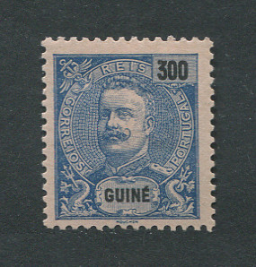 1898 - Afinsa nº 59. D. Carlos I. Selo de 300r novo COM CHARNEIRA (*) e goma original. Em boas condições.
