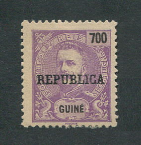 1919 - Afinsa nº 173. D. Carlos I com sobrecarga local REPUBLICA. Selo de 700r novo sem goma como emitido. Em boas condições.