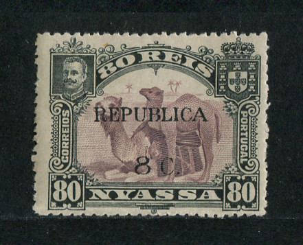 1918 - Afinsa nº 74. D. Carlos I com sobretaxa e sobrecarga. Selo de 8c/80r novo, COM CHARNEIRA (*) e goma original. Em boas condições.