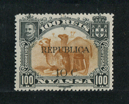 1918 - Afinsa nº 75. D. Carlos I com sobretaxa e sobrecarga. Selo de 10c/100r novo sem goma. Em boas condições.