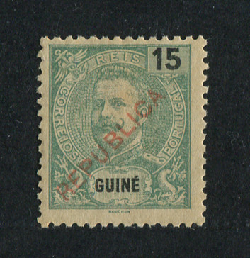 1913 - Afinsa nº 137. D. Carlos I com sobrecarga local REPUBLICA. Selo de 15r novo sem goma como emitido. Em boas condições.