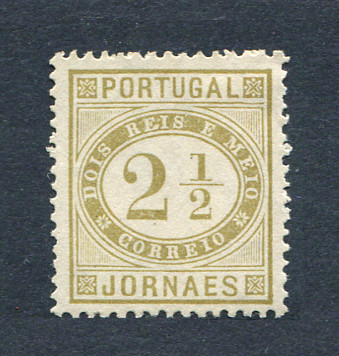 1876 - Afinsa nº 48. Jornaes. Selo de 2 1/2 reis NOVO, SEM GOMA. BISTRE. Papel liso, denteado 12 1/2. Em boas condições.