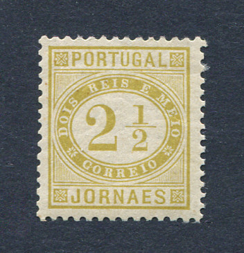 1876 - Afinsa nº 48C. Jornaes. Selo de 2 1/2 reis NOVO, COM CHARNEIRA (*) e goma original. BISTRE. Papel liso, denteado 11 1/2. Em boas condições.