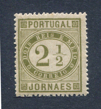 1876 - Afinsa nº 48h. Jornaes. Selo de 2 1/2 reis NOVO, COM CHARNEIRA (*) e com goma original. VERDE OLIVA. Papel liso, denteado 13 1/2. Em boas condições.