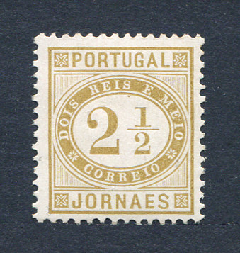 1876 - Afinsa nº 48i. Jornaes. Selo de 2 1/2 reis NOVO, COM CHARNEIRA (*) e com goma original. BISTRE. Papel porcelana, denteado 11 1/2. Em boas condições.