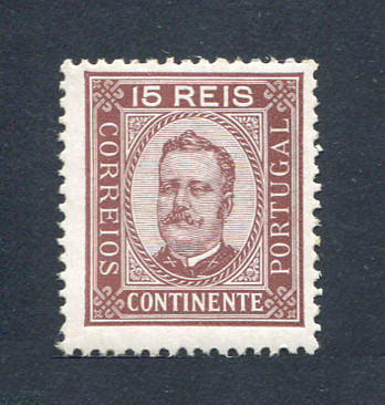 1892 - Afinsa nº 74. D. Carlos I. Selo de 15 reis NOVO, COM CHARNEIRA (*) e goma original. Papel porcelana, denteado 12 1/2. Em boas condições.