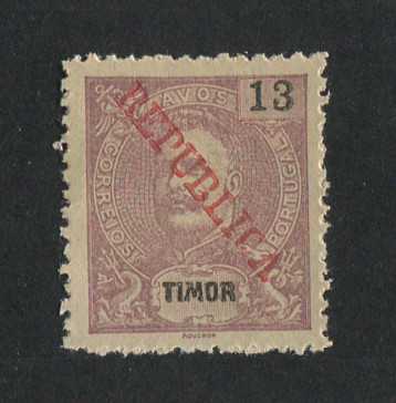 1913 - Afinsa nº 153. D. Carlos I com sobrecarga local REPUBLICA. Selo de 13a novo sem goma como emitido. Em boas condições.
