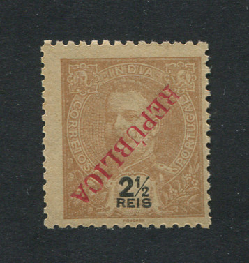 1914 - Afinsa nº 274. D. Carlos I com sobrecarga local REPUBLICA. Selo de 2 1/2r novo sem goma como emitido. SOBRECARGA INVERTIDA. Em boas condições.