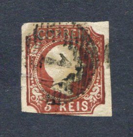 1855/56 - Afinsa nº 5. D. Pedro V, cabelos lisos.Selo de 5 reis usado. Margens pequenas e apresenta um grande corte na margem esquerda, a meio do selo. EXEMPLAR DE 2ª ESCOLHA.