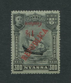 1921 - Afinsa nº 85a. D. Manuel II com sobretaxa e sobrecarga. Selo de 1 1/2c/300r novo SEM CHARNEIRA (**) e com goma original. SOBRECARGA INVERTIDA. Em boas condições.