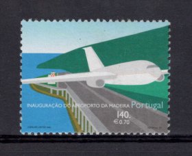 2000 - Afinsa nº 2718. Inauguração do Aeroporto da Madeira. Série nova sem charneira. Goma Original. Em boas condições.