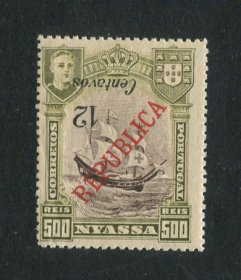 1921 - Afinsa nº 92a. D. Manuel II com sobretaxa e sobrecarga. Selo de 12c/500r novo, COM CHARNEIRA (*) e goma original. SOBRECARGA INVERTIDA. Em boas condições.