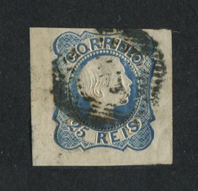 1855/56 - Afinsa nº 6. D. Pedro V, cabelos lisos.Selo de 25 reis usado. Boas margens. Apresenta o cunho ligeiramente partido. EXEMPLAR DE 2ª ESCOLHA.