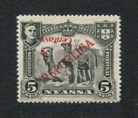 1921 - Afinsa nº 83a. D. Manuel II com sobretaxa e sobrecarga. Selo de 1/2c/5r novo, SEM GOMA. SOBRECARGA INVERTIDA. Em boas condições.