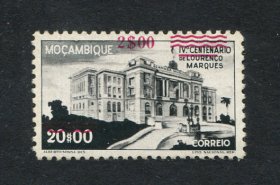1946 - Afinsa nº 318. Selo de 2$00/20$00 novo sem goma. SOBRECARGA DESLOCADA. Em boas condições.