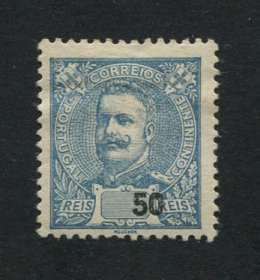 1895 - Afinsa nº 132. D. Carlos I. Selo de 50 reis novo com charneira (*) e goma original. Taxa deslocada. Em boas condições.