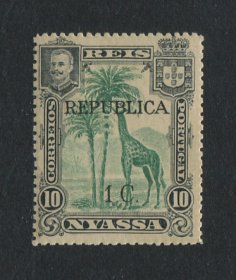 1918 - Afinsa nº 66. D. Carlos I com sobretaxa e sobrecarga. Selo de 1c/10r novo, COM CHARNEIRA (*) e goma original. Com CERTIFICADO DE PERITAGEM. Em boas condições.