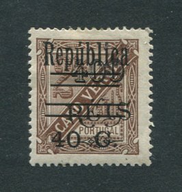 1925 - Afinsa nº 187c. D. Carlos I com sobrecarga. Selo de $40/400r/2 1/2r novo, COM CHARNEIRA (*) e goma original. Denteado 13 1/2. BARRAS AFASTADAS. Em boas condições.