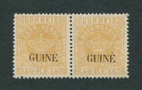 1885 - Afinsa nº 22d. Tipo Coroa. Selos de 40 reis novos sem goma EM PAR. Selo do lado direito com sobrecarga GUINÉ SOBRE SELO DE MOÇAMBIQUE em vez de sobre selo de Cabo Verde. Dent. 12 1/2. Em boas condições.