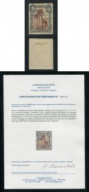 1918 - Afinsa nº 64. D. Carlos I com sobretaxa e sobrecarga. Selo de 1/4c/2 1/2r novo sem goma. Com CERTIFICADO DE PERITAGEM (CERTIFICATE). Em boas condições.