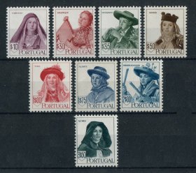 1947 - Afinsa nº 677a/684a. Costumes Portugueses, 2ª emissão. Série completa nova SEM CHARNEIRA (**) com goma original. SELOS DO BLOCO, sem as assinaturas "MELLO E CASTRO"e "COURVOISIER S.A." impressas na base do selo. Em boas condições.