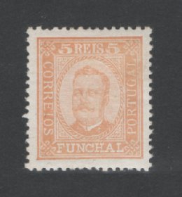 1892 - Afinsa nº 1. D. Carlos I. Selo de 5 reis novo, COM CHARNEIRA (*) e goma original. Papel porcelana, denteado 12 1/2. Em boas condições.
