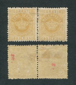 1881 - Afinsa nº13b. Tipo Coroa. Selos de 40r novos COM CHARNEIRA (*) e goma original.  ERRO, MOÇAMBIQUE EM PAR COM SELO DE CABO VERDE. Denteado 12 1/2. Em boas condições.