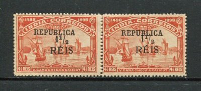 1914 -Afinsa nº 305d. 4º Cent. do Descobrimento ... com sobrecarga e sobretaxa. Selos de 1 1/2 reis EM PAR. Novos sem goma. Selo do lado esquerdo com ''1'' de ''1 1/2'' ESPESSO. Em boas condições.
