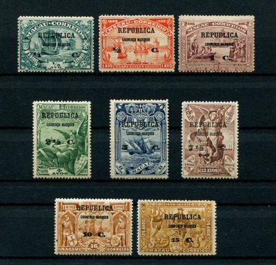 1913 - Afinsa nº 101/108. 4º Centenário do descobrimento do Caminho... . Sobre selos de Macau com Républica. Série completa, nova COM CHARNEIRA (*) e goma original. Em boas condições.