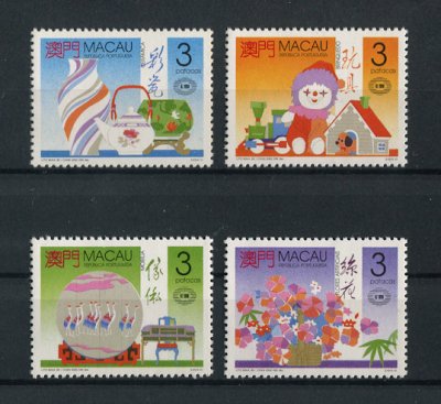 1990 - Afinsa nº 623/626. Diversificação Industrial. Série completa nova SEM CHARNEIRA (**) e com goma original. ISOLADOS (sem ser em tira). Em boas condições.