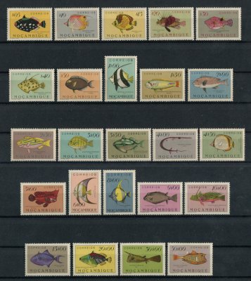 1951 - Afinsa nº 356/379. Peixes de Moçambique. Série completa nova, COM CHARNEIRA (*) e com goma original. Em boas condições.