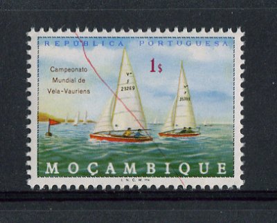 1973 - Afinsa nº 530a. Campeonato Mundial de Vela. Selo de 1$ USADO, ANULADO COM TRAÇO VERMELHO. FALTA DE IMPRESSÃO DA PALAVRA CORREIOS. Em boas condições.